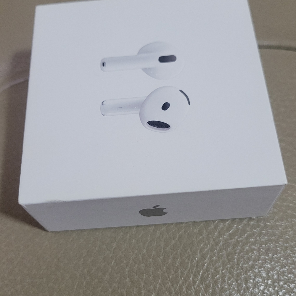 Brand NEW IN Box Apple Wireless Earbuds. AirPods 4.